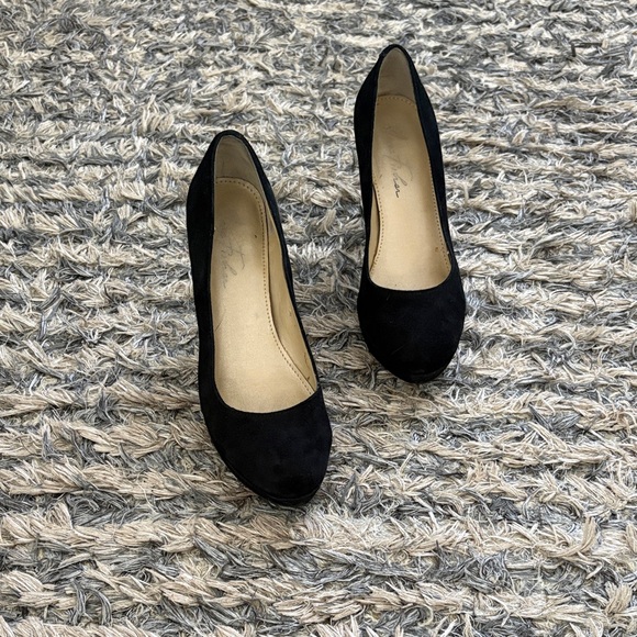 Elegant Marc Fisher Black Suede Women's Heels, Size 6 - Picture 2 of 8